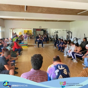 Carlos Canão, e um grupo de pessoas apoiadas da Cercipeniche em Workshop.