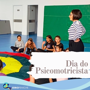 Foto colaboradora da Cercipeniche em atividade com alunos descobrindo a psicomotricidade
