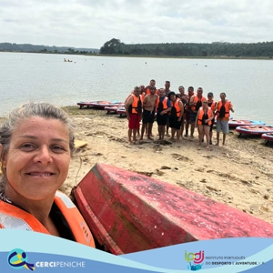 Grupo de pessoas apoiadas da Cercipeniche, colaboradoras e instrutores junto a lagoa de Óbidos em atividade de suppadle. Logotipos e elemento gráfico