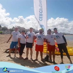 Grupo de pessoas apoiadas da Cercipeniche, Junto com colaboradora em prova de canoagem na praia. Logotipos e elemento gráfico.