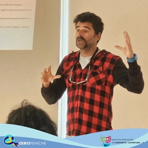 Pedro Teixeira no workshop - A História do surf realizado no CERIN. Logotipos e elemento gráfico.