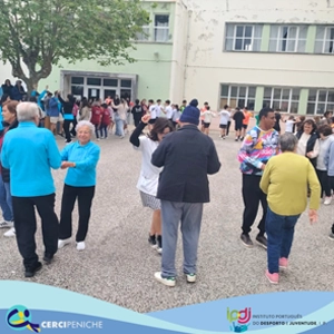 Foto grupo de pessoas apoiadas da Cercipeniche junto com grupo de idosos dançando