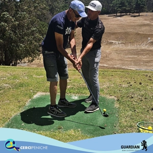 Pessoas apoiada da Cercipeniche, em aula de golf com treinador Filipe Gonçalves. No Guardian Bom Sucesso Golfe Logotipos e elemento gráfico