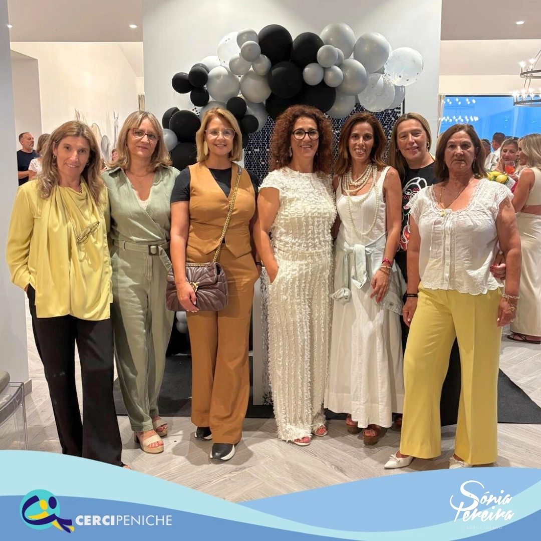 Foto grupo de mulheres, Andreia Capataz, Sílvia Ganhão, Sónia Pereira, Rita, Marta, Maria Pedro e Paula Ribeiro. Elementos gráfico e logo.