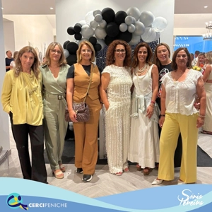 Foto grupo de mulheres, Andreia Capataz, Sílvia Ganhão, Sónia Pereira, Rita, Marta, Maria Pedro e Paula Ribeiro. Elementos gráfico e logo.