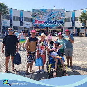 Fotos grupo de pessoas apoiadas da Cercipeniche em momento de férias de verão em visita a Zoomarine no Algarve.