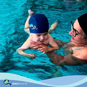 Foto criança e avó em atividades aquáticas na piscina terapêutica da Cercipeniche.