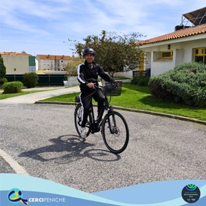 Foto colaborador da Cercipeniche em utilização de uma bicicleta elétrica, desenvolvido no âmbito do projeto Ecolive.