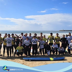 Grupo de pessoas apoiadas da Cercipeniche com instrutores do Curso TESP de Surfing da Escola Superior de Desporto em aula de surf, elementos gráficos e logo.