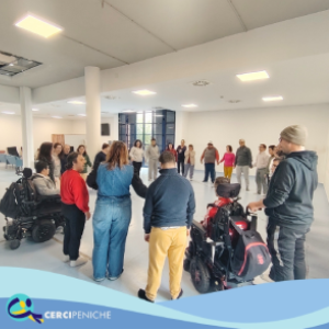 Fotos de um grupo de pessoas apoiadas pela Cercipeniche, workshop de dança em Loures na Crinabel. Logo e elementos gráficos.