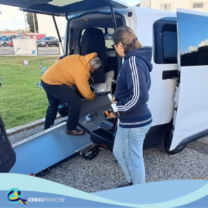 Foto da nova carrinha elétrica adaptada adquirida pela cercipeniche