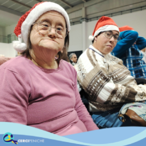 Foto de pessoas apoiadas pela Cercipeniche, na festa de natal sénior da câmara municipal de Peniche. Logo e elementos gráficos.