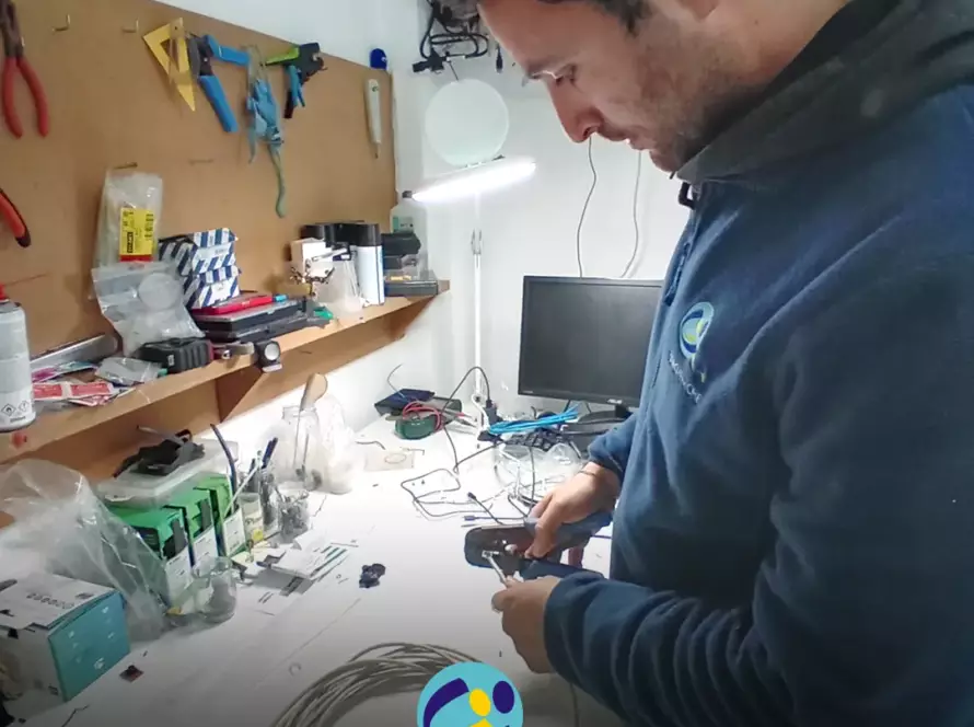 Coloborador da Cercipeniche em contexto de trabalho. Logo da Cercipeniche.