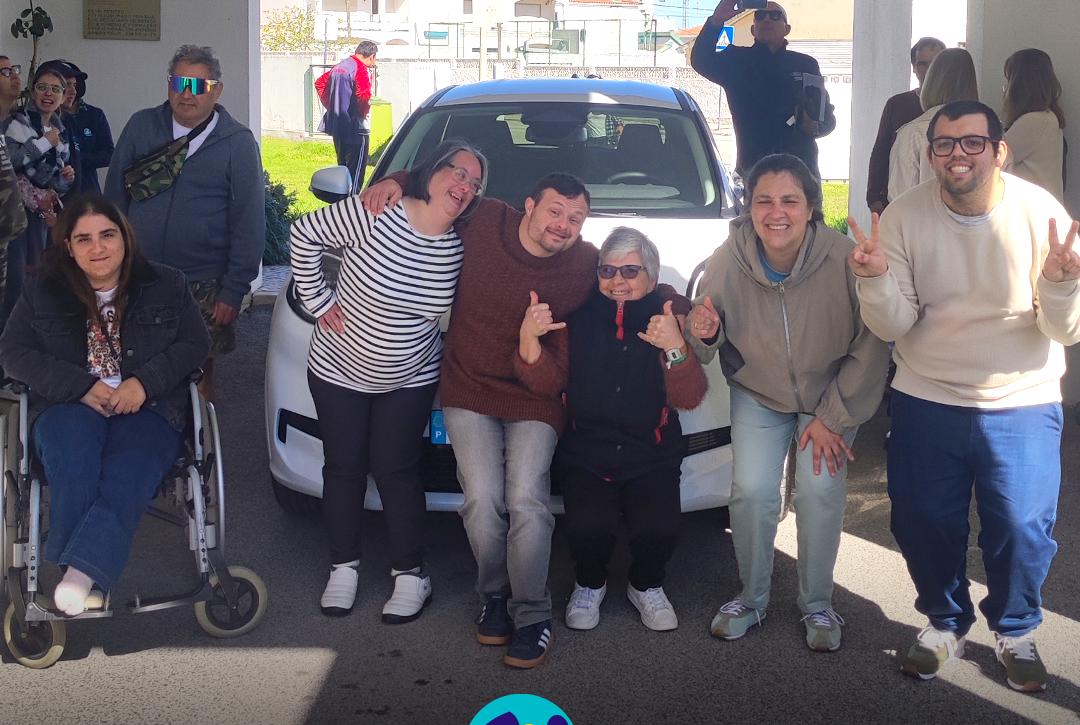 Chegada da nova viatura elétrica às instalações da Cercipeniche. Logótipo da Cercipeniche.