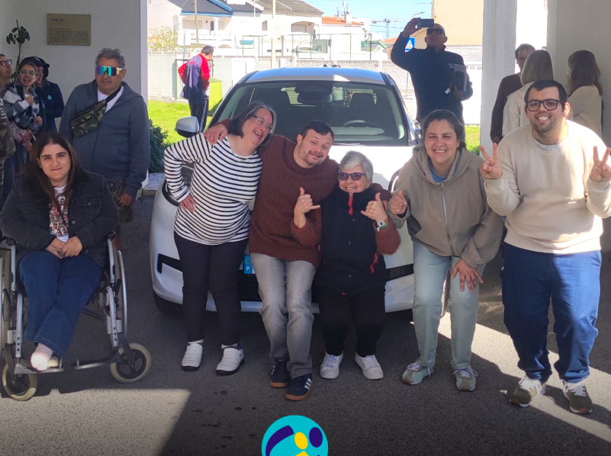 Chegada da nova viatura elétrica às instalações da Cercipeniche. Logótipo da Cercipeniche.