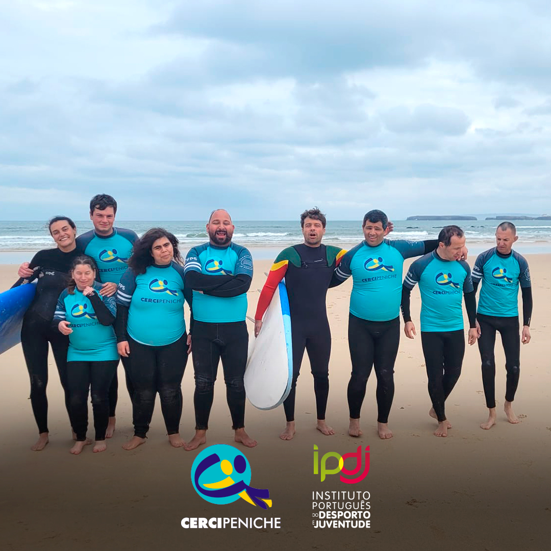 Pessoas apoiadas pela Cercipeniche com os instrutores da Escola de Surf de Peniche numa aula de surf na praia de Peniche