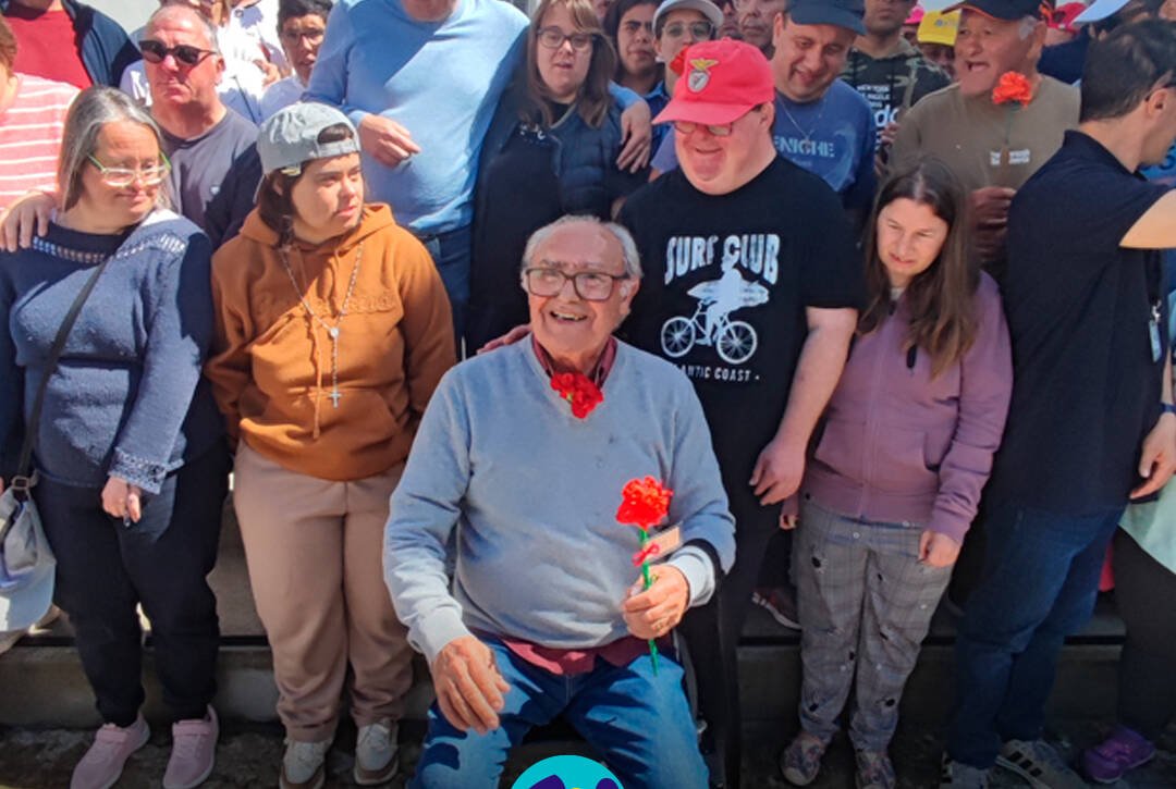 Foto de grupo com pessoas apoiadas pela Cercipeniche e o ex-preso político José Tavares Marcelino. Logo da Cercipeniche.