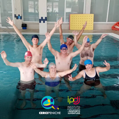 Pessoas apoiadas pela Cercipeniche na piscina, em contexto do projeto AQUA+, num momento de alegria. Logo da Cercipeniche.