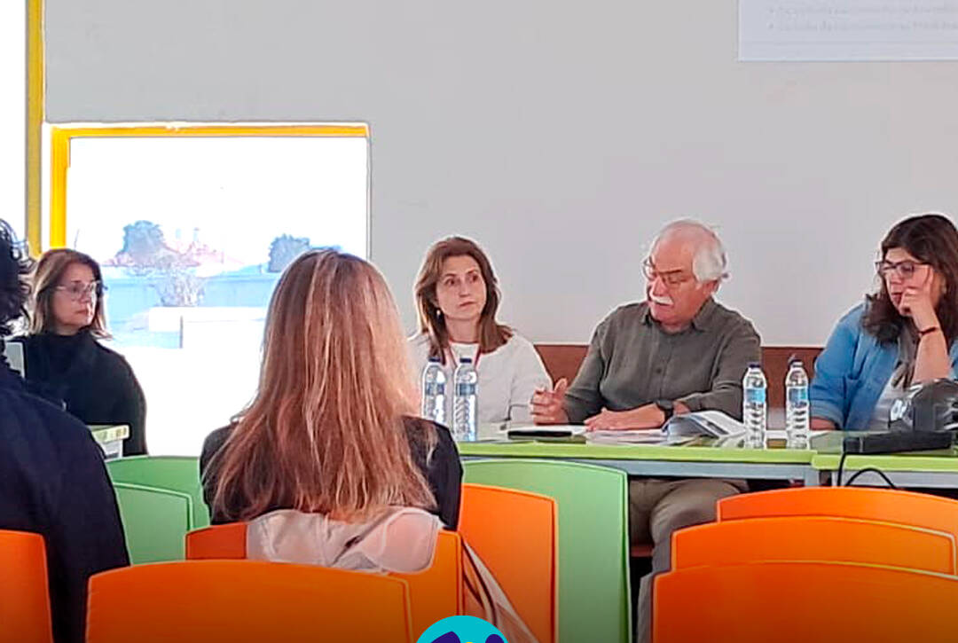 Foto com membros da Assembleia Geral e algumas pessoas a assistir, que se realizou no dia 31 de março na sede da Cercipeniche. Logo da Cercipeniche.