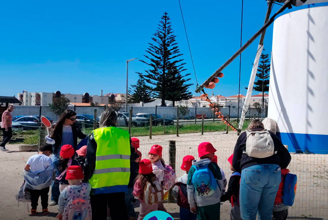 Grupo de crianças a chegar ao Moinho da Fialha. Logo da Cercipeniche