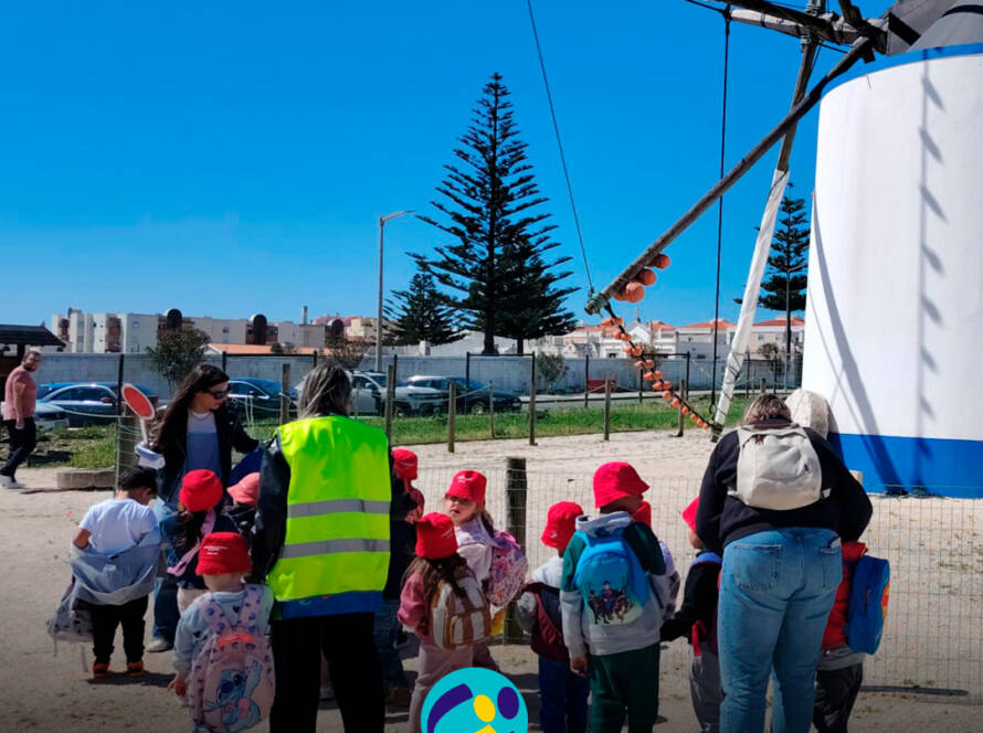 Grupo de crianças a chegar ao Moinho da Fialha. Logo da Cercipeniche