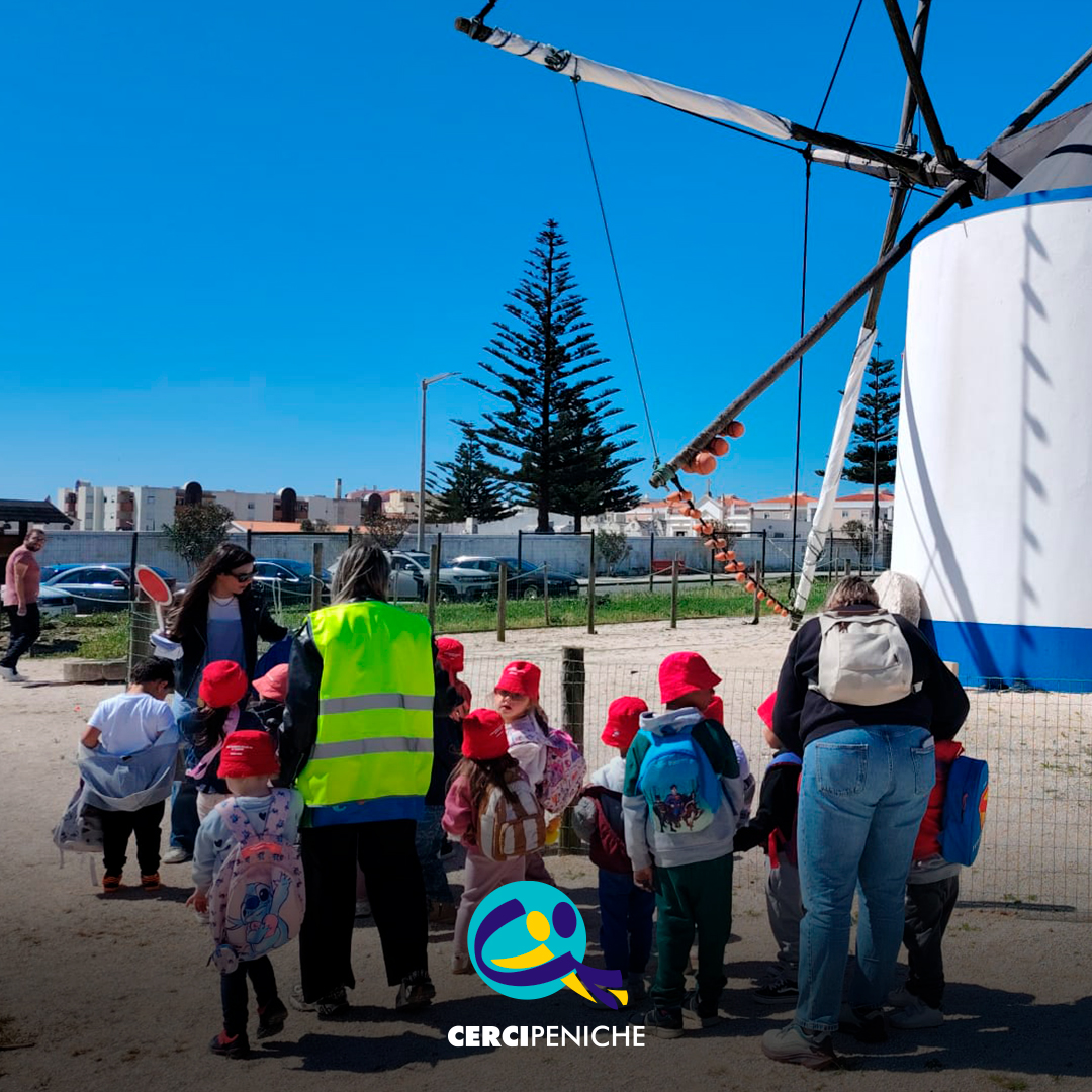 Grupo de crianças a chegar ao Moinho da Fialha. Logo da Cercipeniche