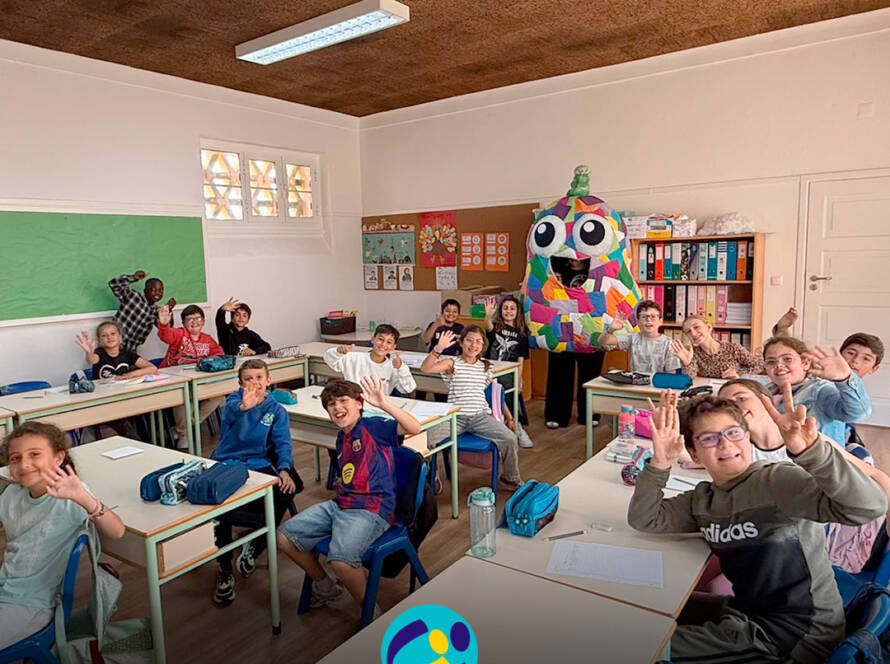 Foto com crianças dentro da sala de aulas, ao fundo está a mascote do Pirilampo Mágico. Logo da Cercipeniche.