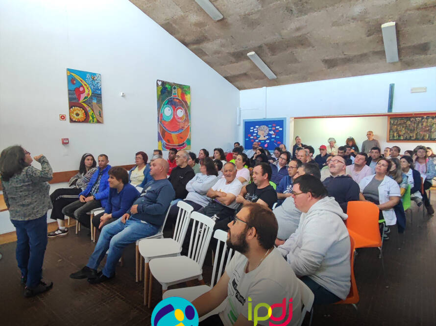 A enfermeira Cristina Costa a dinamizar uma sessão sobre saúde oral na Cercipeniche. Logo da Cercipeniche.