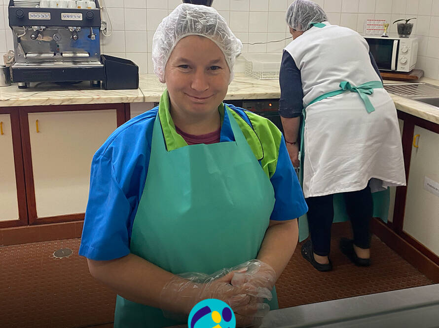 Cristiana posa para a foto, a sorrir e com expressão de orgulho. Logo da Cercipeniche.