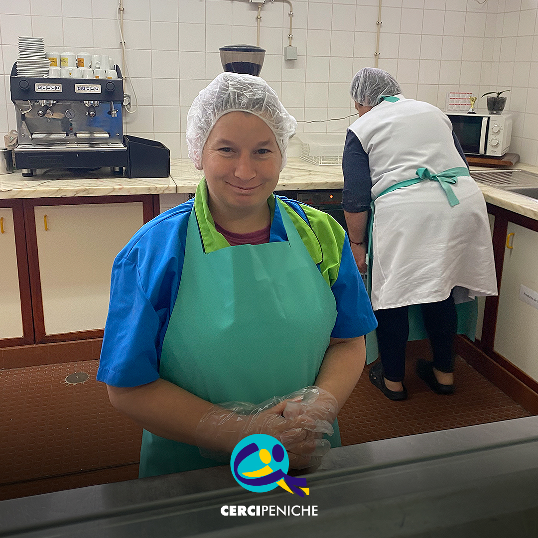 Cristiana posa para a foto, a sorrir e com expressão de orgulho. Logo da Cercipeniche.