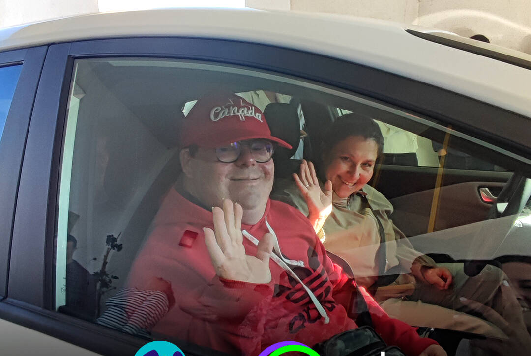 Pessoas apoiadas pela Cercipeniche exploram a nova viatura elétrica. Logo da Cercipeniche.