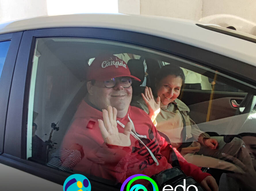 Pessoas apoiadas pela Cercipeniche exploram a nova viatura elétrica. Logo da Cercipeniche.