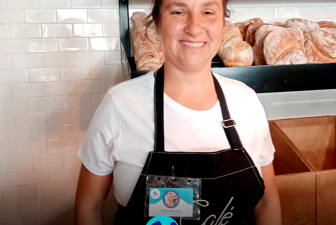 Pessoa apoiada pela Cercipeniche no seu local de trabalho. Logo da Cercipeniche