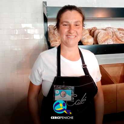 Pessoa apoiada pela Cercipeniche no seu local de trabalho. Logo da Cercipeniche