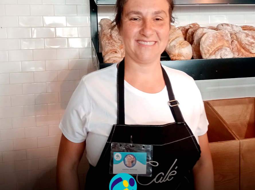 Pessoa apoiada pela Cercipeniche no seu local de trabalho. Logo da Cercipeniche