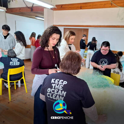Pessoas apoiadas pela Cercipeniche e estudantes a trabalhar nas redes. Logótipo da Cercipeniche.