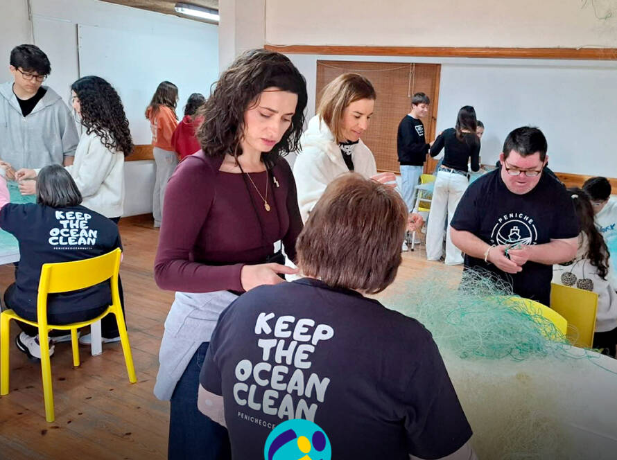 Pessoas apoiadas pela Cercipeniche e estudantes a trabalhar nas redes. Logótipo da Cercipeniche.