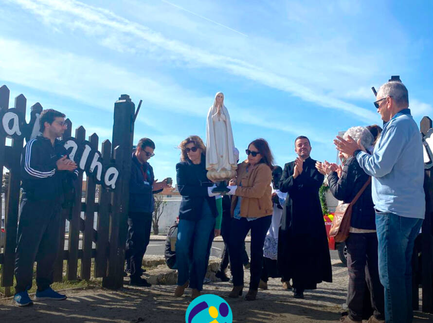 Imagem da N. Sra. de Fátima a ser transportada por duas colaboradoras da Cercipeniche, num momento de emoção. Logo da Cercipeniche.