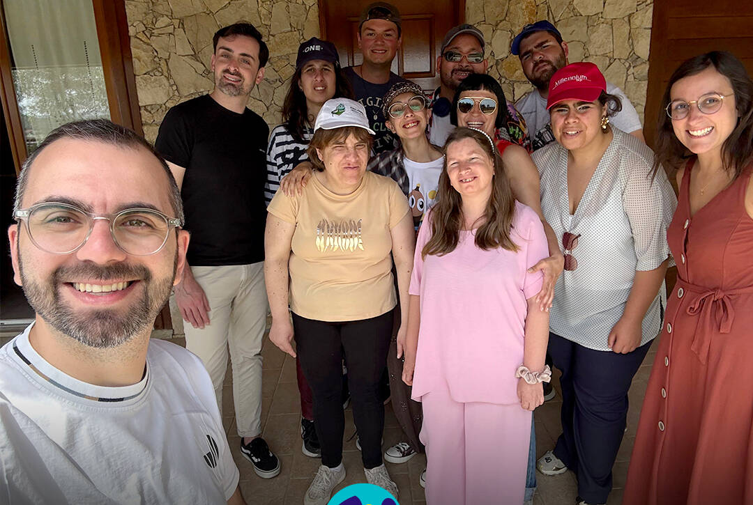 Foto de grupo com pessoas apoiadas pela Cercipeniche e a equipa da Vivá Vida • Eventos. Logo da Cercipeniche.