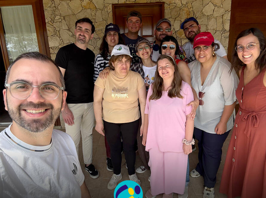 Foto de grupo com pessoas apoiadas pela Cercipeniche e a equipa da Vivá Vida • Eventos. Logo da Cercipeniche.