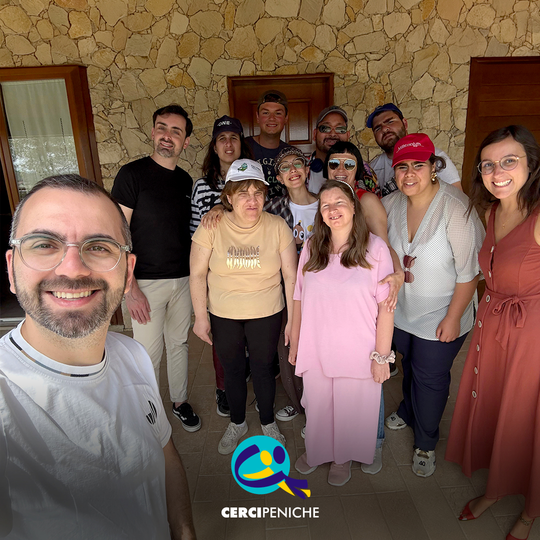 Foto de grupo com pessoas apoiadas pela Cercipeniche e a equipa da Vivá Vida • Eventos. Logo da Cercipeniche.