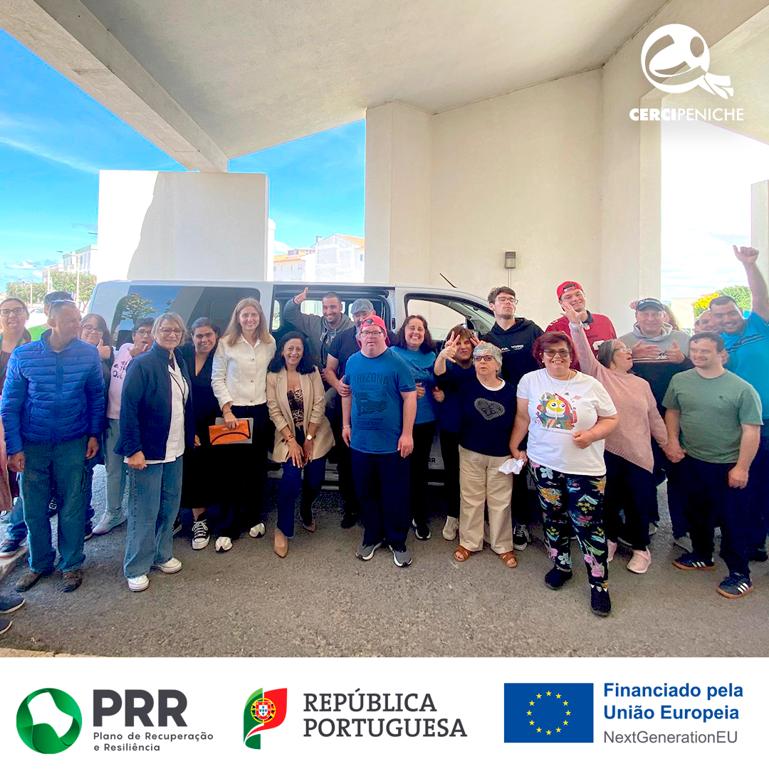 Todos reunidos em frente à nova carrinha elétrica da instituição, num momento de celebração e alegria. Logo da Cercipeniche e barra de financiamento do PRR.