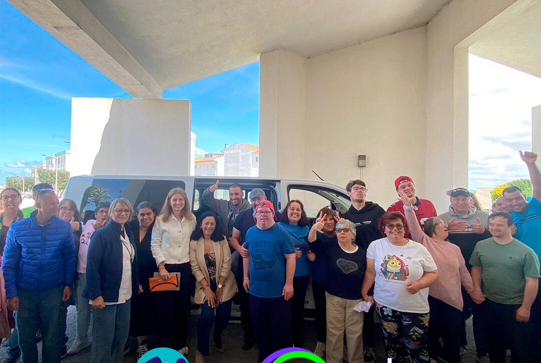 Todos reunidos em frente à nova carrinha elétrica da instituição, num momento de celebração e alegria. Logo da Cercipeniche e da EDP.