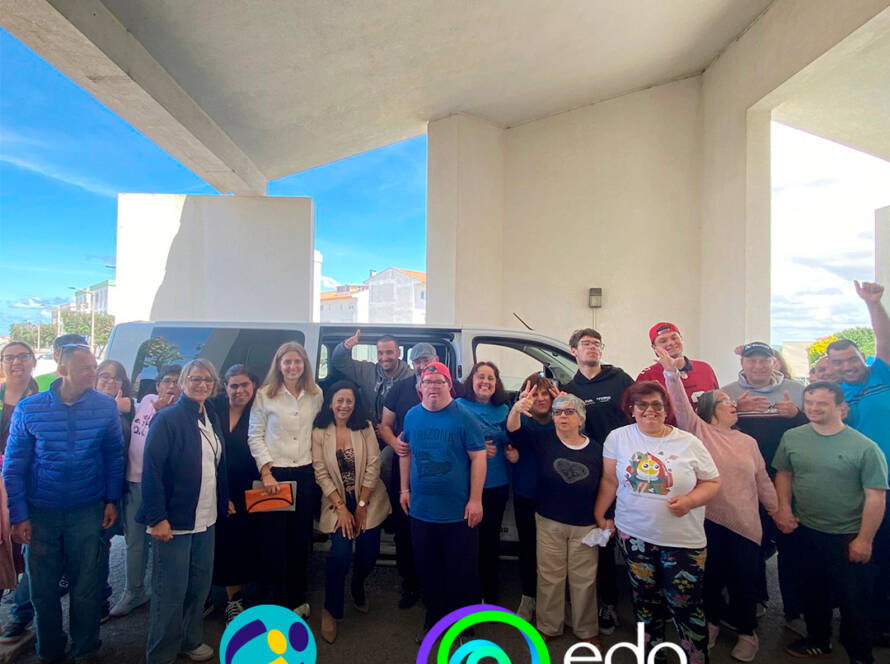 Todos reunidos em frente à nova carrinha elétrica da instituição, num momento de celebração e alegria. Logo da Cercipeniche e da EDP.