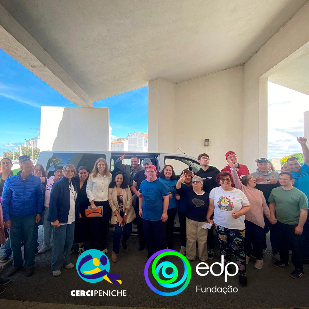 Todos reunidos em frente à nova carrinha elétrica da instituição, num momento de celebração e alegria. Logo da Cercipeniche e da EDP.
