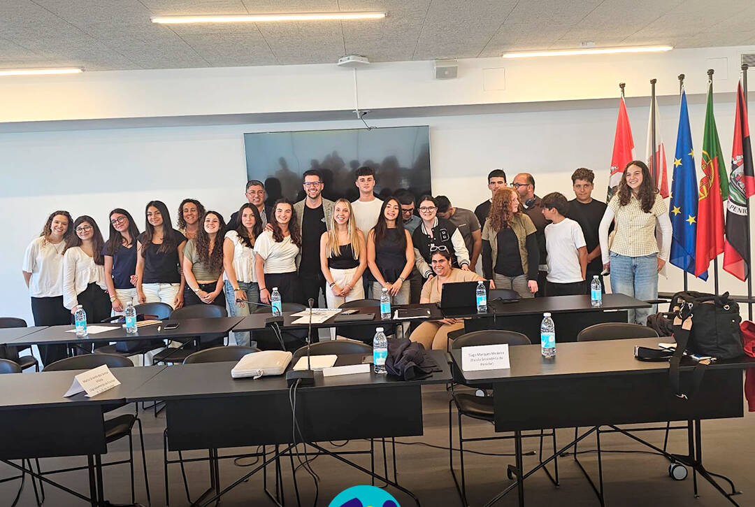 Foto de grupo no final da sessão da Assembleia Municipal Jovem de Peniche, com participantes e representantes institucionais. Logo da Cercipeniche.