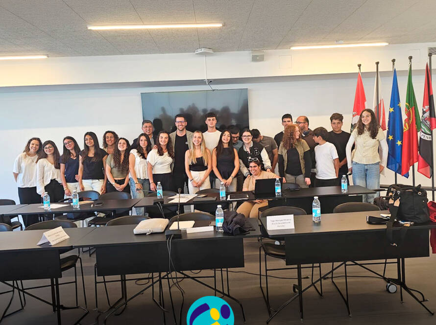 Foto de grupo no final da sessão da Assembleia Municipal Jovem de Peniche, com participantes e representantes institucionais. Logo da Cercipeniche.