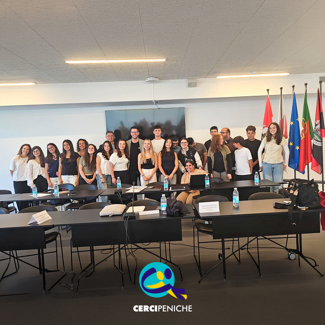 Foto de grupo no final da sessão da Assembleia Municipal Jovem de Peniche, com participantes e representantes institucionais. Logo da Cercipeniche.