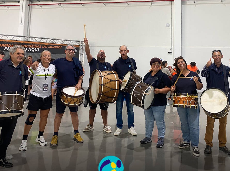 Grupo de Bombos da Cercipeniche antes do arranque da Corrida das Fogueiras. Logo da Cercipeniche.