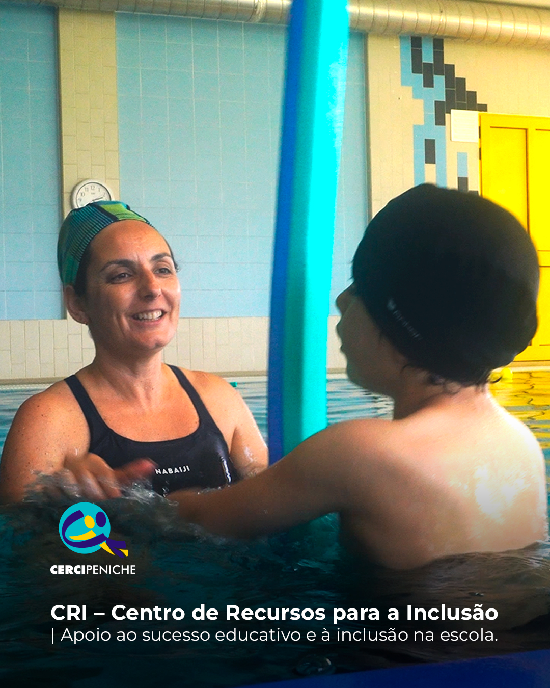 CRI – Centro de Recursos para a Inclusão: Técnica da Cercipeniche sorri enquanto acompanha um menino numa atividade realizada dentro da piscina. Logo da Cercipeniche.